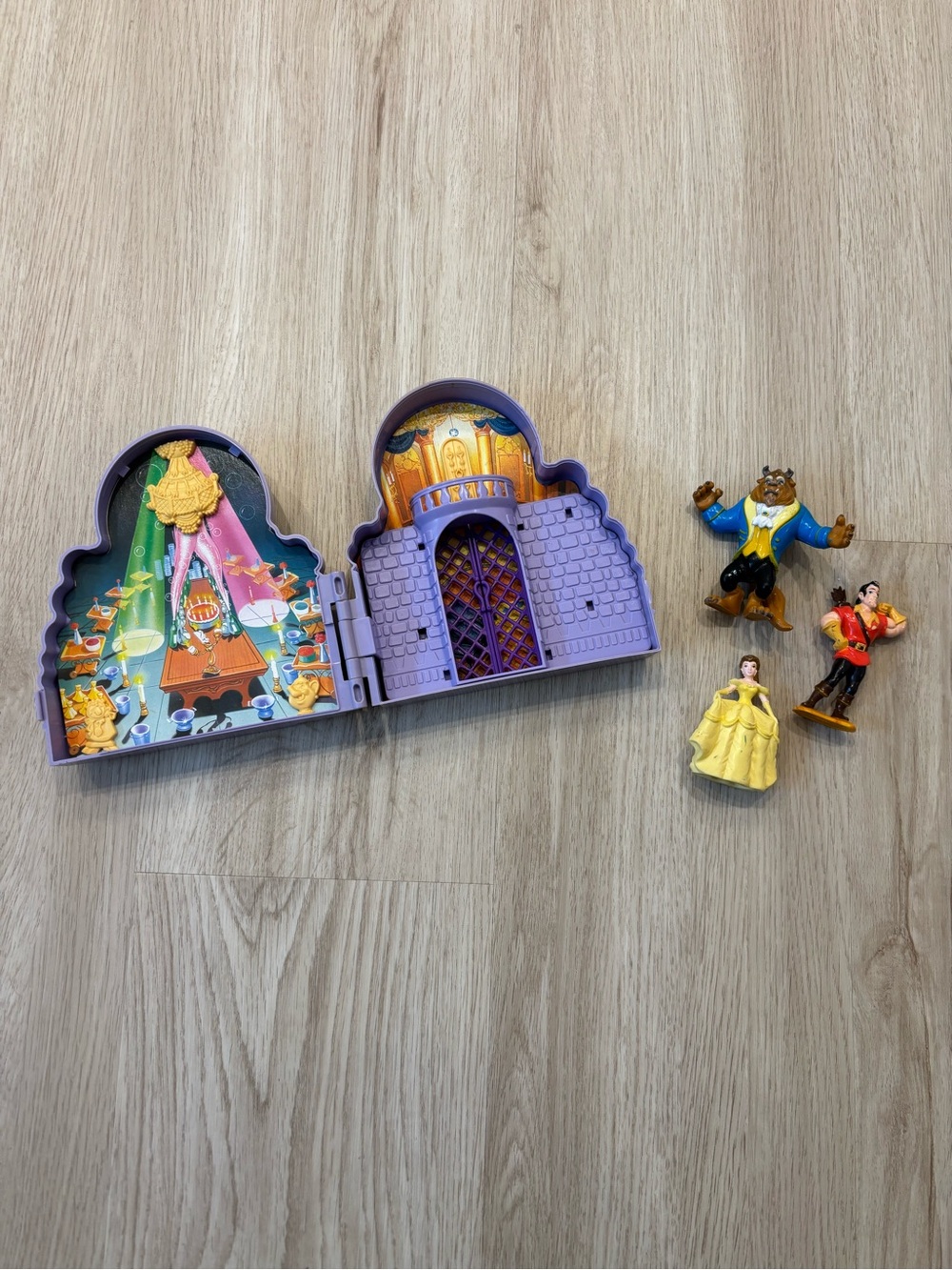 Disney Beauty and the Beast with Belle, Beast & Guests Pollypocket